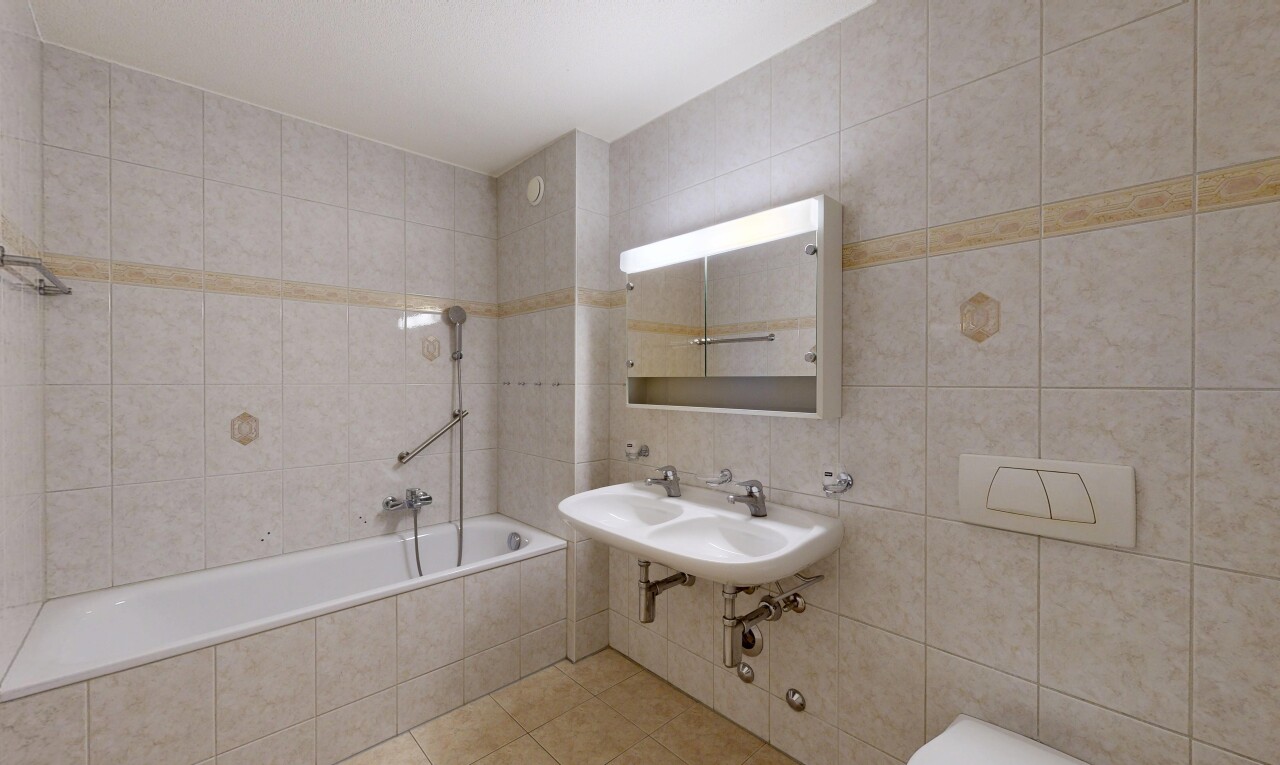 salle de bains avec mur en carrelage, tile wall, salle de bain complète, miroir, et inside property