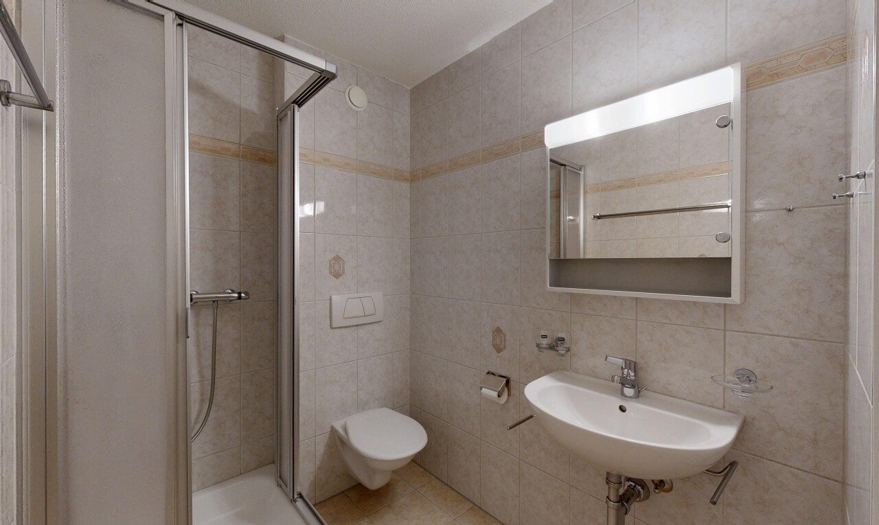 salle de bains avec mur en carrelage, tile wall, salle de bain complète, miroir, et douche