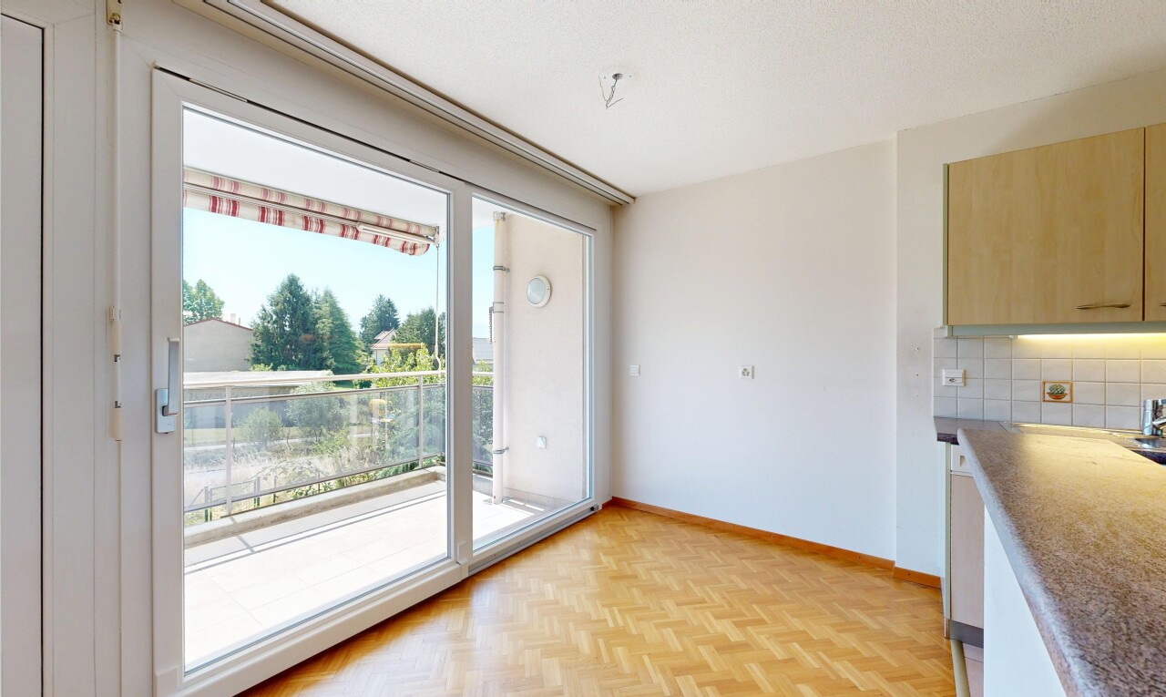 pièce vide avec inside property, sol en finition bois, wood finish floor, lumière naturelle, et natural light