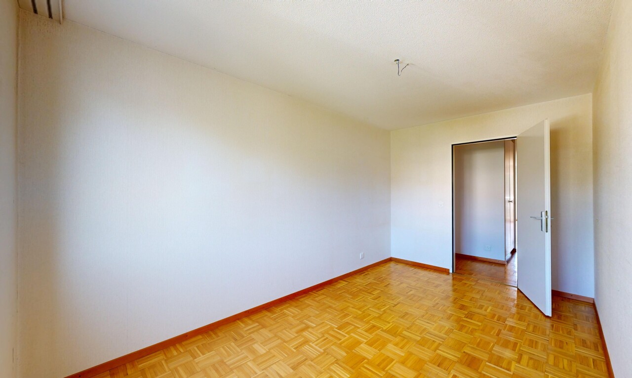 pièce vide avec inside property, cloison sèche, drywall, plinthes murales, et baseboards wall