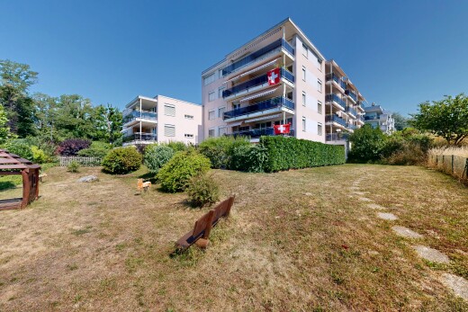 extérieur du bâtiment avec day time, vue sur le complexe d'appartements, apartment complex view, et clôture