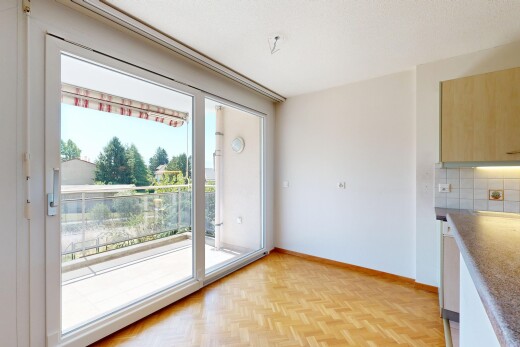 pièce vide avec inside property, sol en finition bois, wood finish floor, lumière naturelle, et natural light