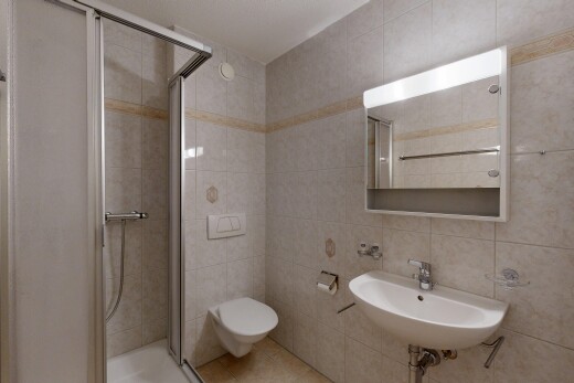 salle de bains avec mur en carrelage, tile wall, salle de bain complète, miroir, et douche