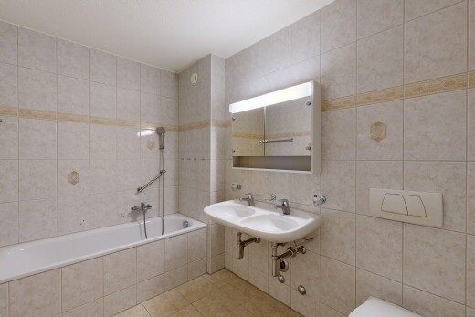 salle de bains avec mur en carrelage, tile wall, salle de bain complète, miroir, et inside property