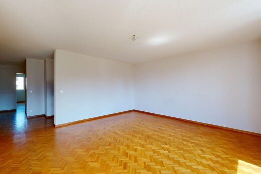 pièce vide avec inside property, plinthes murales, baseboards wall, cloison sèche, et drywall