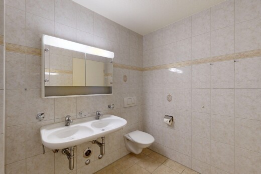 salle de bains avec mur en carrelage, tile wall, inside property, miroir, et sol en carrelage