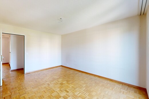 pièce vide avec parquet floor, sol en finition bois, wood finish floor, inside property, et cloison sèche