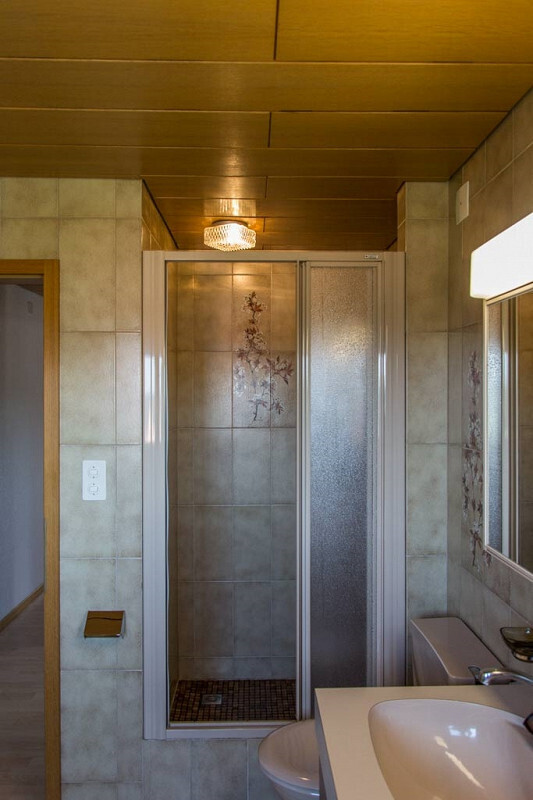 salle de bains avec douche et salle de bain complète