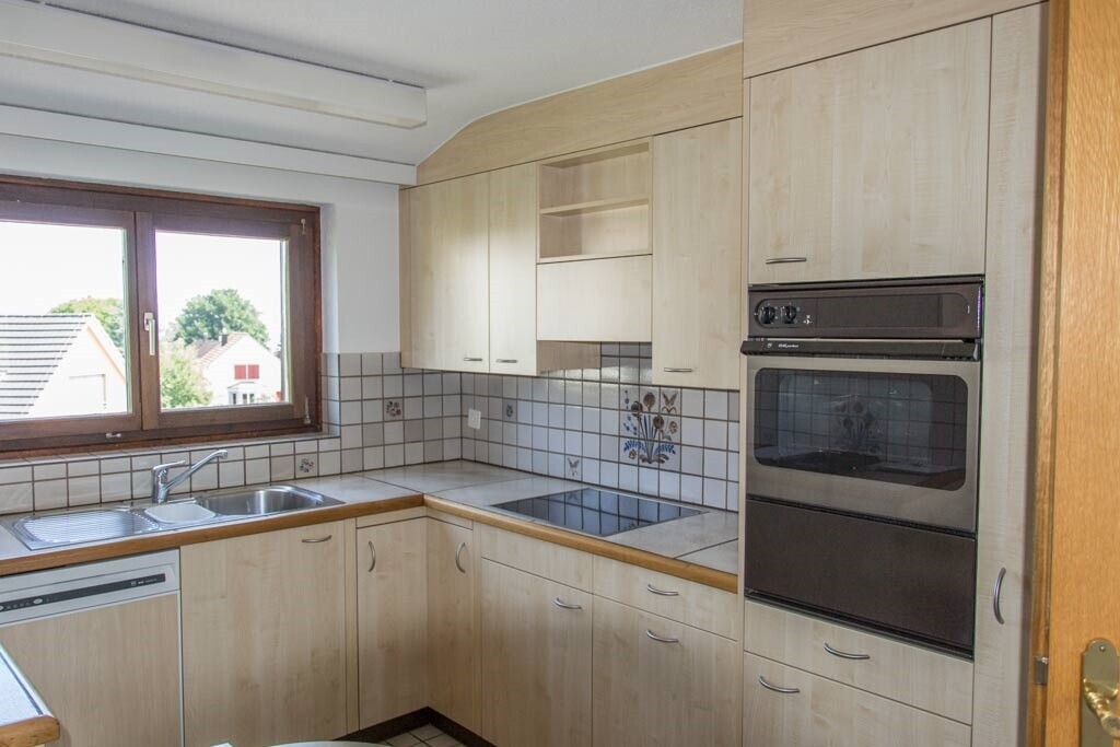 cuisine avec wood edge countertops, dosseret, backsplash, armoires marron clair, et light brown cabinets