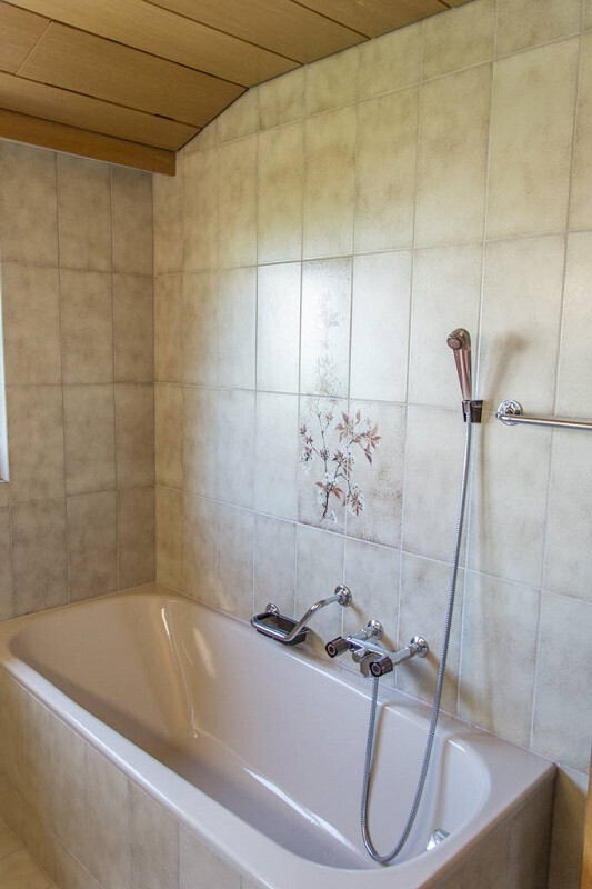 salle de bains avec salle de bain complète, bain, inside property, et douche