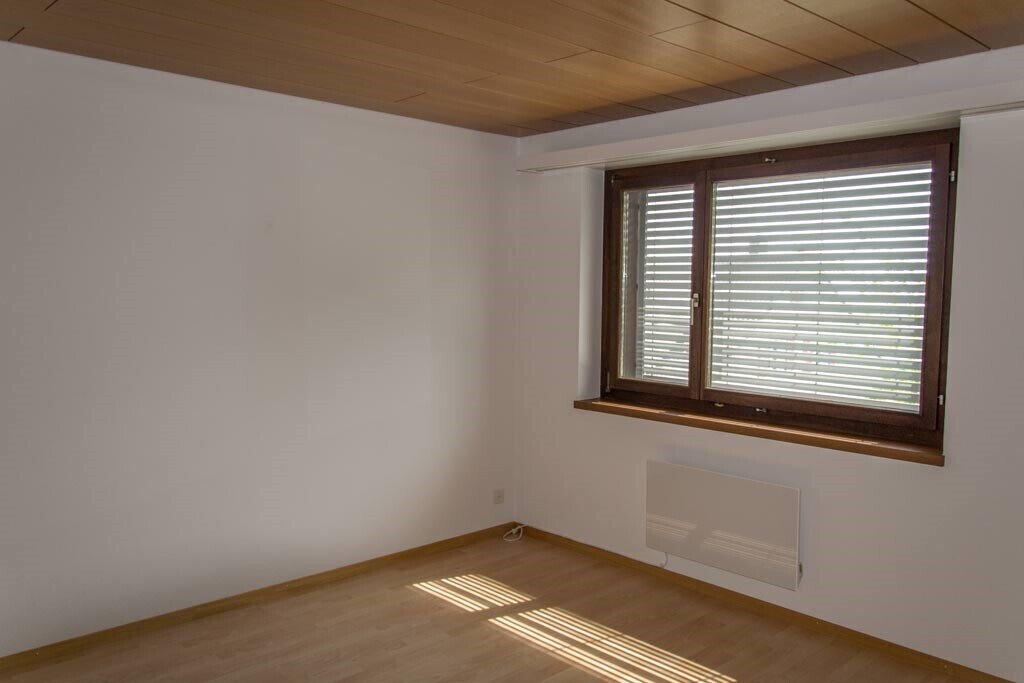 pièce vide avec plafond en bois, wood ceiling, inside property, lumière naturelle, et natural light