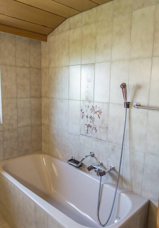 salle de bains avec salle de bain complète, bain, inside property, et douche