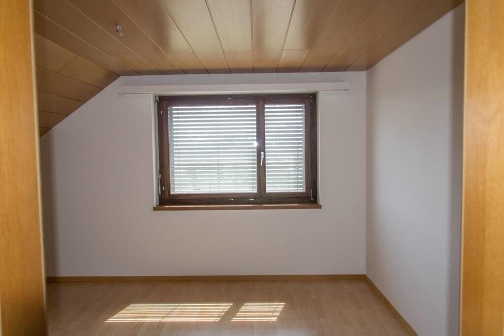 pièce vide avec inside property, light floor, lumière naturelle, natural light, et plafond en bois