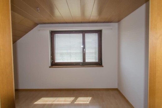 pièce vide avec inside property, light floor, lumière naturelle, natural light, et plafond en bois