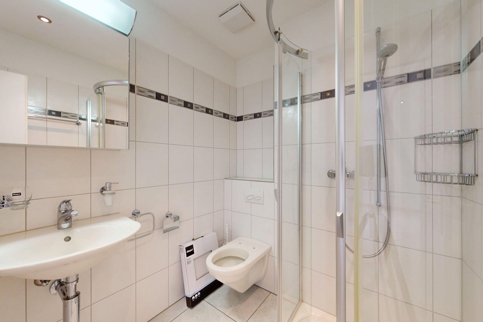 salle de bains avec salle de bain complète, douche, mur en carrelage, tile wall, et miroir