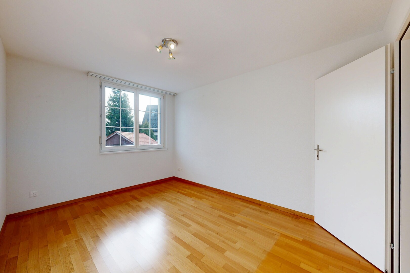 pièce vide avec cloison sèche, drywall, inside property, sol en finition bois, et wood finish floor