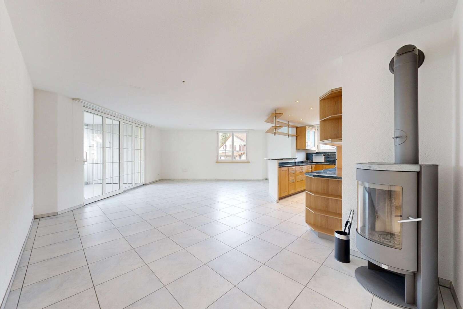 pièce vide avec light floor, inside property, cloison sèche, drywall, et poêle à bois