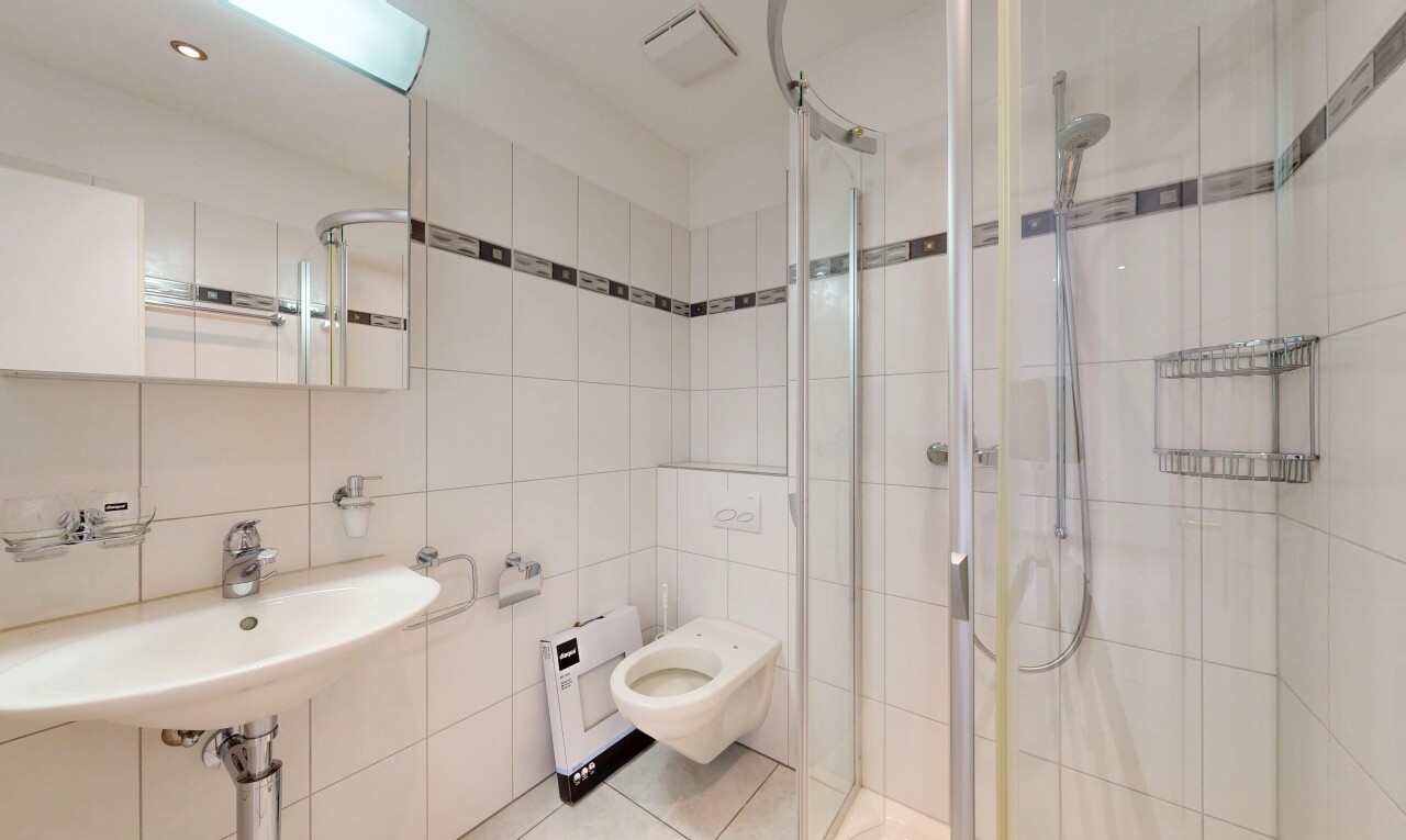 salle de bains avec salle de bain complète, douche, mur en carrelage, tile wall, et miroir