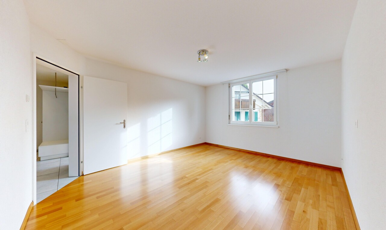 pièce vide avec inside property, sol en finition bois, wood finish floor, cloison sèche, et drywall