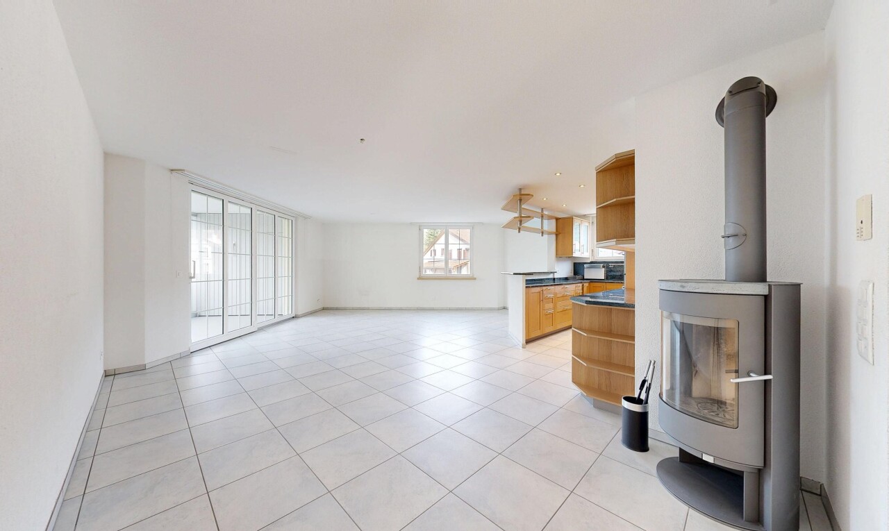 pièce vide avec light floor, inside property, cloison sèche, drywall, et poêle à bois