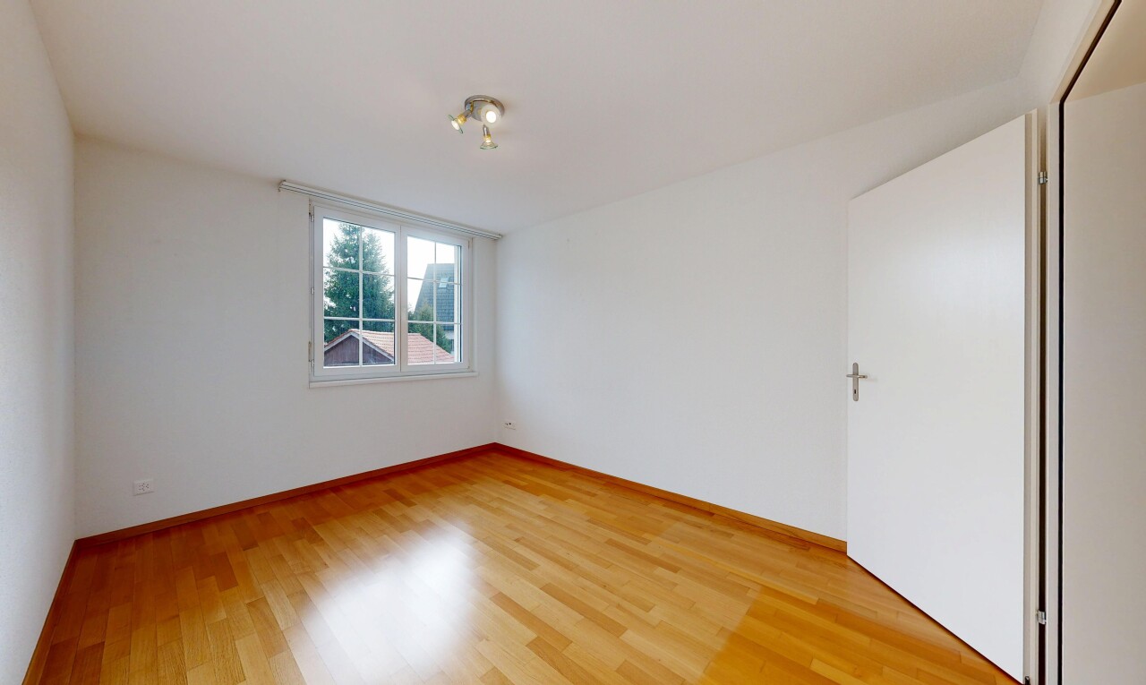 pièce vide avec cloison sèche, drywall, inside property, sol en finition bois, et wood finish floor