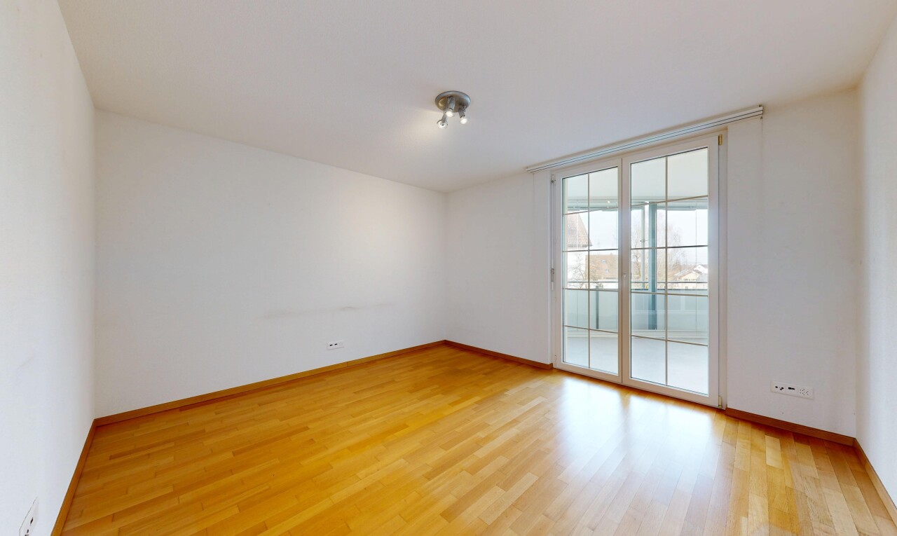 pièce vide avec inside property, cloison sèche, drywall, sol en finition bois, et wood finish floor