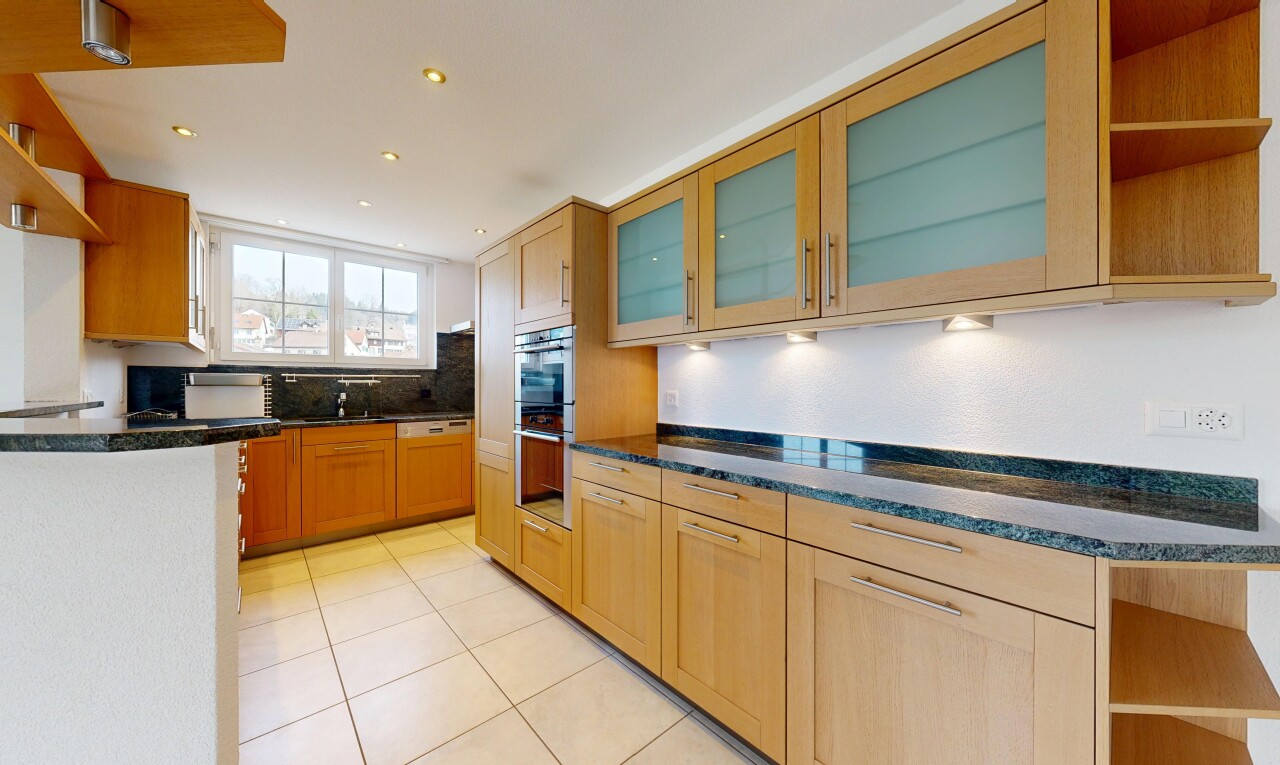 cuisine avec étagères ouvertes, open shelves, dark countertops, armoires de style shaker, et shaker cabinets