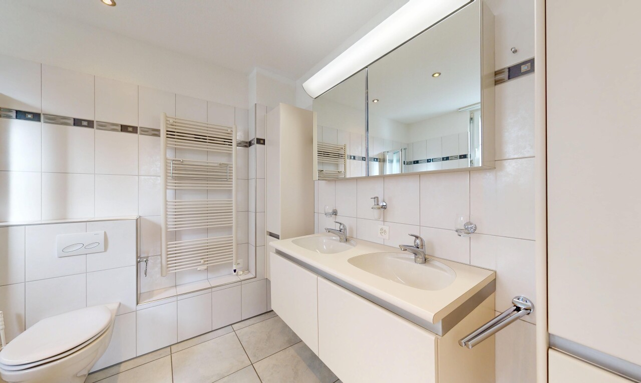 salle de bains avec mur en carrelage, tile wall, chauffe-serviettes, radiateur, et salle de bain complète