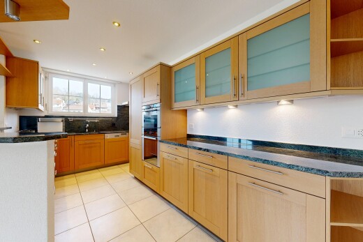 küche mit offene regale, open shelves, dark countertops, schranktüren mit vertiefter mittelplatte, und shaker cabinets