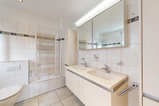 salle de bains avec mur en carrelage, tile wall, chauffe-serviettes, radiateur, et salle de bain complète