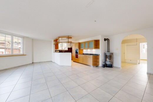 wohnzimmer mit gewölbte gehwege, natural light, natürliches licht, inside property, und light floor