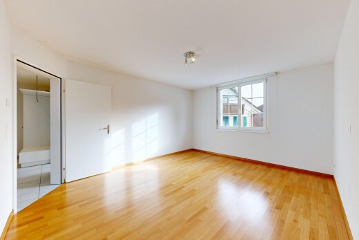 pièce vide avec inside property, sol en finition bois, wood finish floor, cloison sèche, et drywall