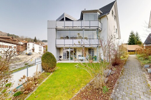 außenansicht mit terrasse, rasen, und zaun