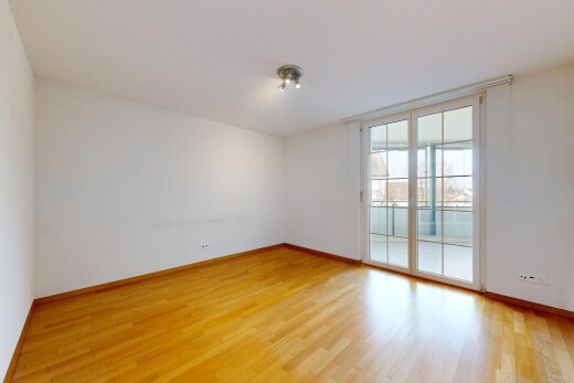 pièce vide avec inside property, cloison sèche, drywall, sol en finition bois, et wood finish floor