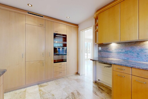 küche mit hellbraune schränke, light brown cabinets, offene regale, open shelves, und stein arbeitsplatten