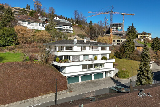 außenansicht mit day time, eingebaute garage, auffahrt, drone view, und wohngebietblick