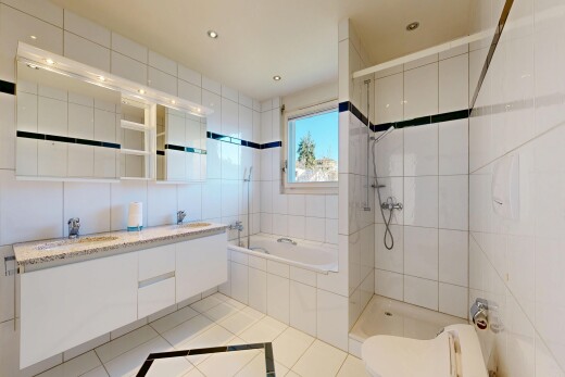 bad mit light floor, spiegel, day time, doppelwaschtisch, und natural light