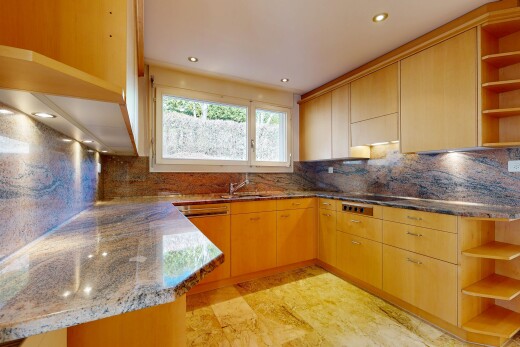 küche mit offene regale, open shelves, light floor, stein arbeitsplatten, und stone countertops