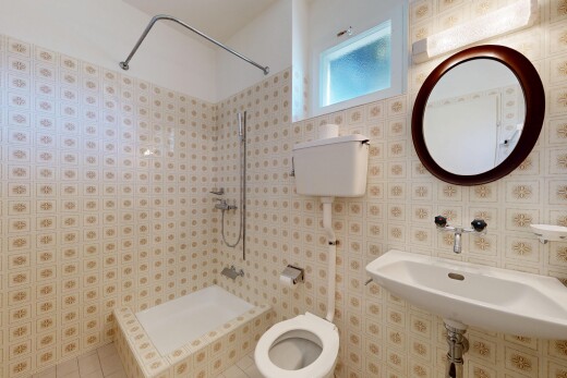 bad mit toilette, spiegel, inside property, waschbecken, und komplettes badezimmer