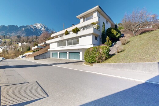 außenansicht mit day time, blick auf die berge, mountain view, und eingebaute garage