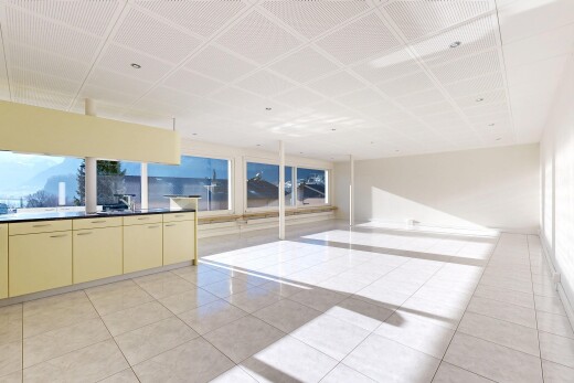 wohnzimmer mit light floor, inside community, gipskartonwand, drywall, und fliesenboden