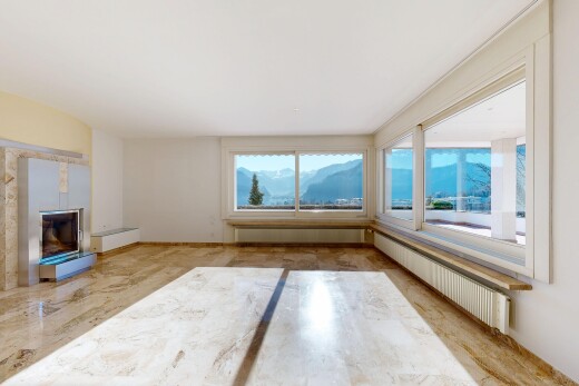 leerer raum mit kühler, drywall, gipskartonwand, inside property, und natural light