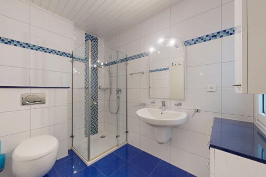 bad mit tile wall, fliesenwand, dusche, spiegel, und toilette