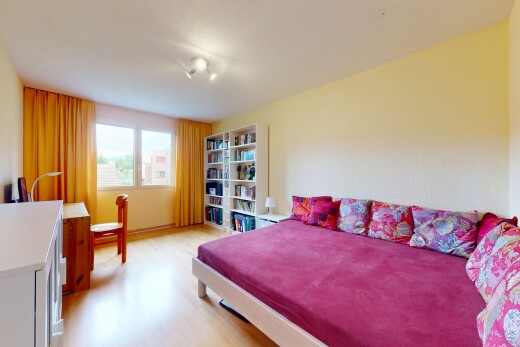 zimmer / schlafzimmer mit natural light, natürliches licht, inside property, wood finish floor, und holzfußboden