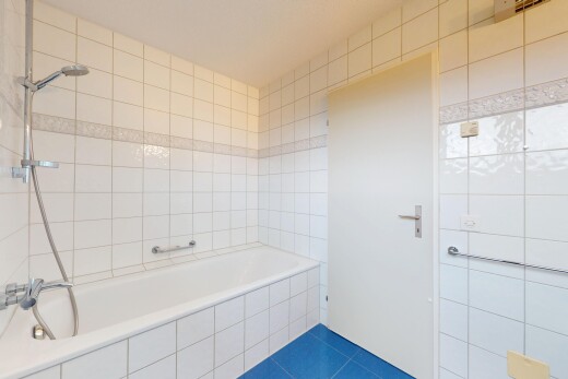 bad mit tile tub, fliesenboden, tile floor, komplettes badezimmer, und inside property