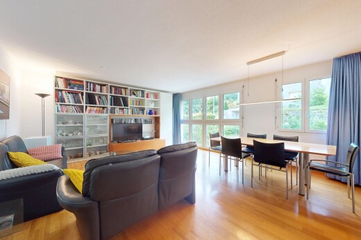 wohn- / esszimmer mit fernseher, natural light, natürliches licht, inside property, und wood finish floor