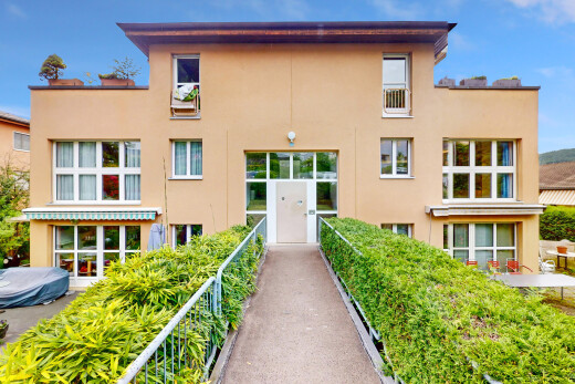 außenansicht mit day time, property visible, stuckverkleidung, und markise