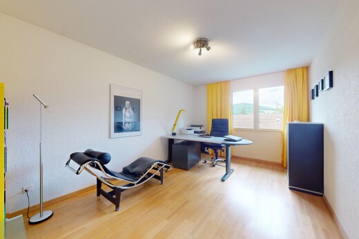 büro mit natürliches licht, natural light, holzfußboden, wood finish floor, und inside property