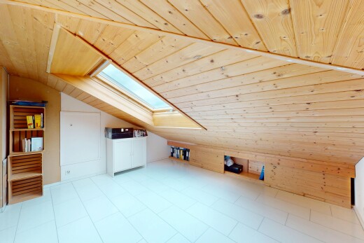 leerer raum mit zusätzliches zimmer, low ceiling, niedrige decke, vaulted ceiling, und dachschräge