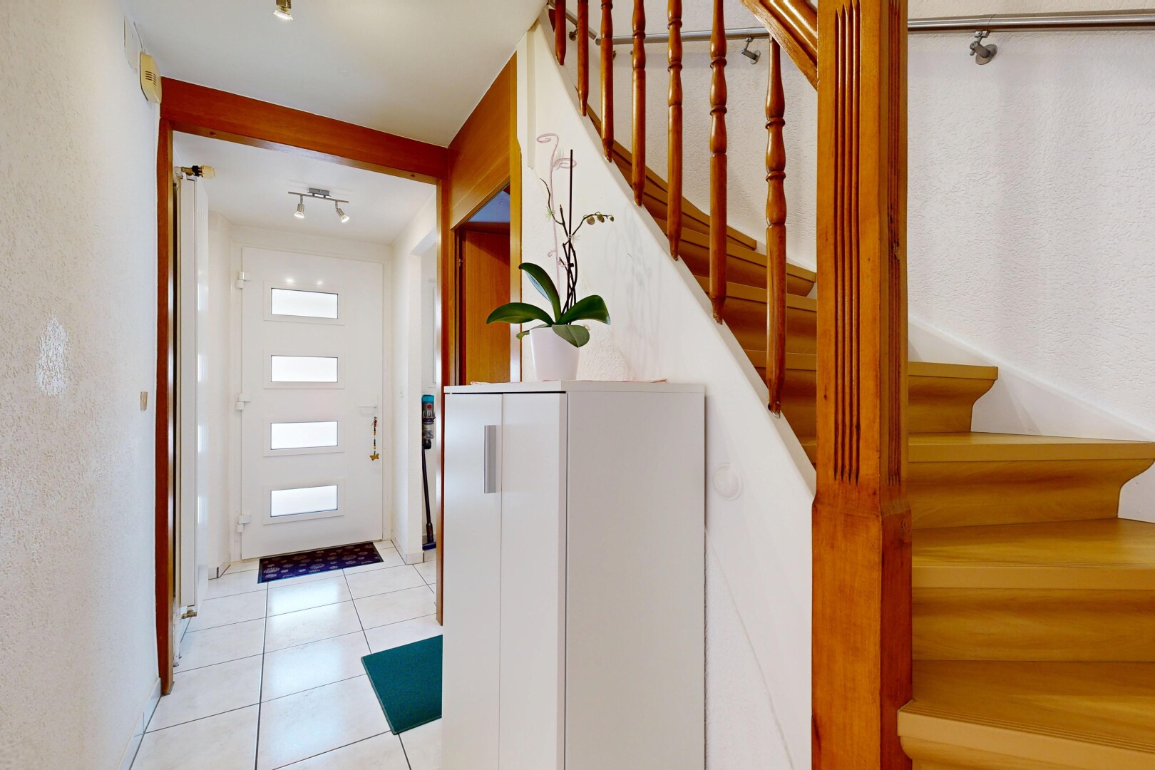 escaliers avec escaliers, inside property, tile floor, et sol en carrelage